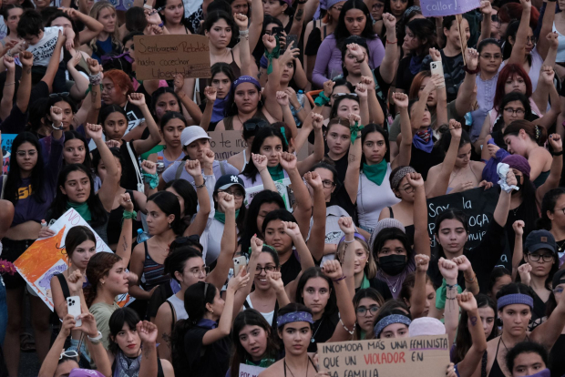 Mujeres en la marcha en Ciudad Nezahuacoyotl