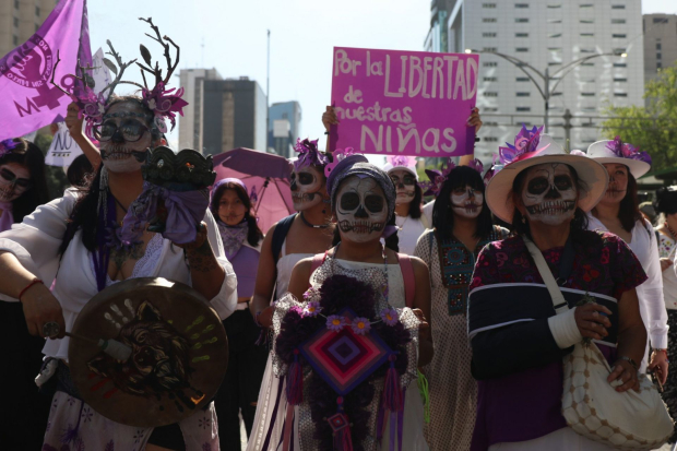 En el marco del Día Internacional del Día de la Mujer, miles de mujeres protestaron para exigir justicia por los derechos humanos de las mujeres. La manifestación comenzó en la Glorieta de las Mujeres que Luchan y termino en el Zócalo capitalino