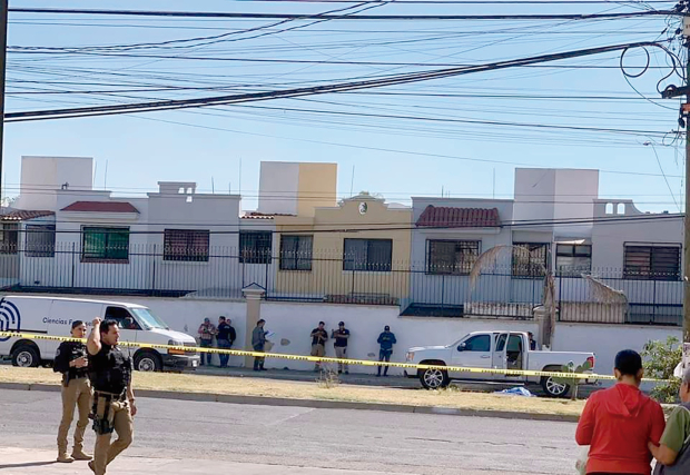Autoridades de Jalisco acordonan el área donde el pasado 1 de febrero fue asesinado el precandidato del PVEM a la presidencia municipal de Mascota, Jaime Vera Alanís.