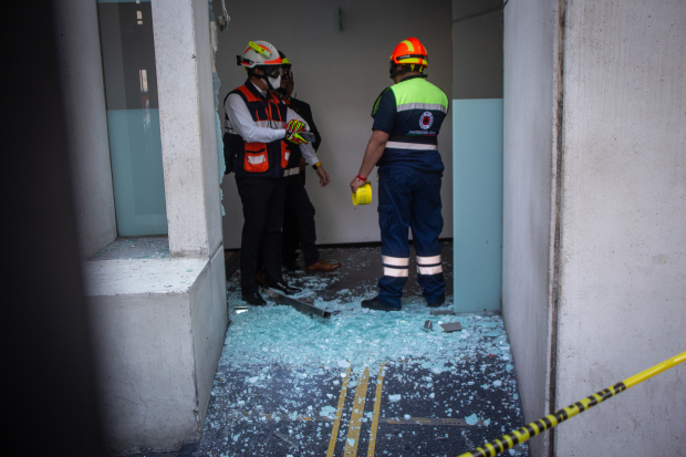 Una puerta de cristal fue quebrada por la explosión de los petardos, ayer.