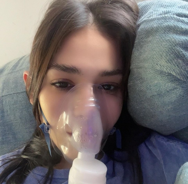 Danna Paola con máscara de oxígeno