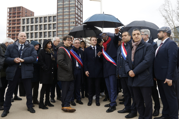 El presidente de Francia, Emmanuel Macron, rodeado por funcionarios, durante la ceremonia de inauguración de la Villa Olímpica de París 2024.