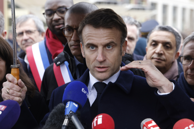 El presidente de Francia, Emmanuel Macron, rodeado por funcionarios, participa de la ceremonia de inauguración de la Villa Olímpica de París 2024.