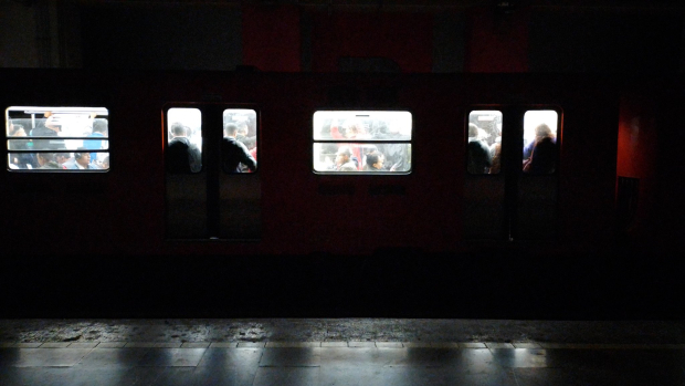 En penumbras se quedaron decenas de usuarios en la Línea 9 del Metro.