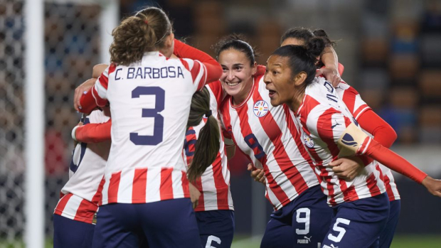 Futbolistas de Paraguay festejan un gol en la Copa Oro W.