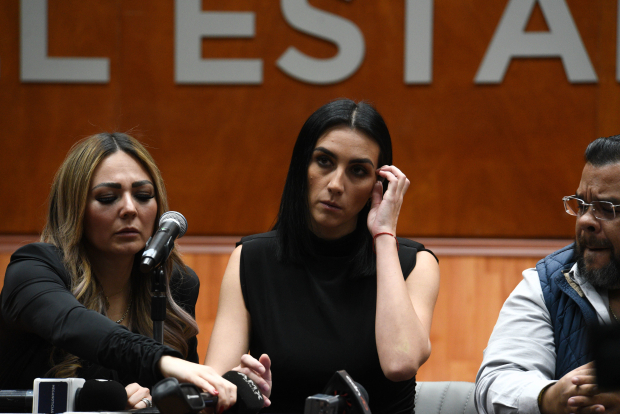 Victoria Figueiras (al centro), madre de la menor víctima de abuso,  en la Fiscalía General de Justicia del Estado de México.