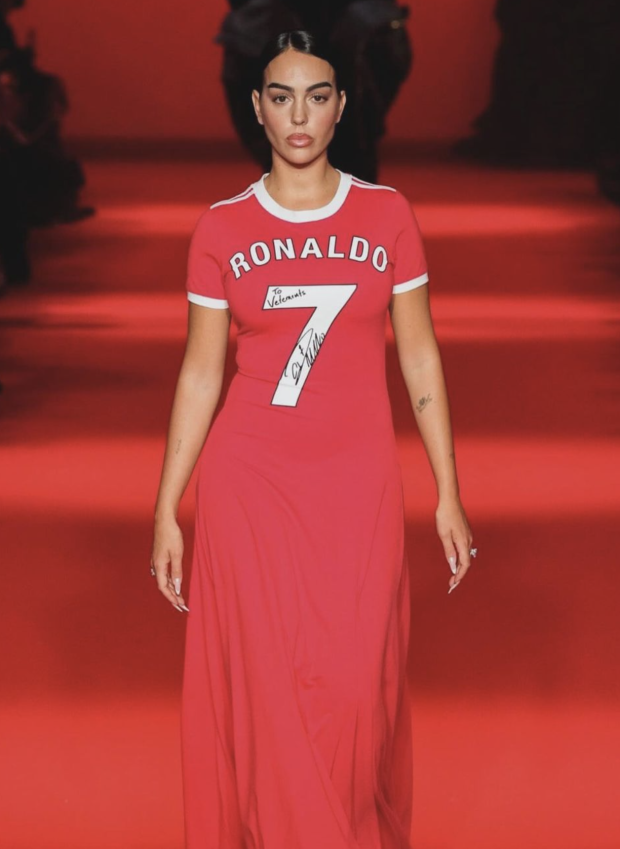 Georgina Rodríguez lució un vestido inspirado en Cristiano Ronaldo en la Semana de la Moda en París.