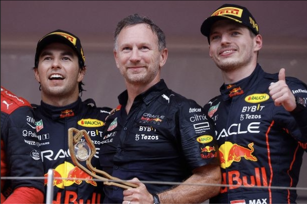 Max Verstappen celebra con Christian Horner un podio en la F1