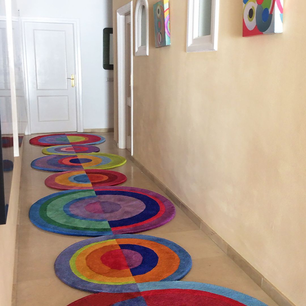 Las alfombras ayudan a realzar estos espacios por sus colores llamativos.
