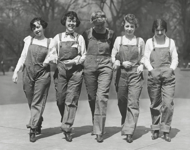 Las mujeres también usaban mezclilla en épocas en las que no estaba bien visto que usaran pantalón.