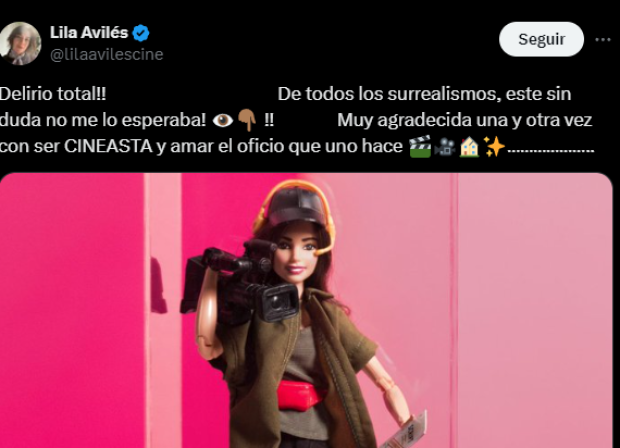 Lila Avilés reacciona a su muñeca Barbie.