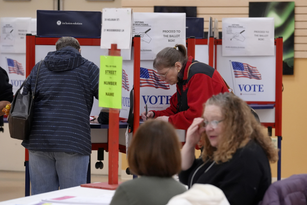 Votantes acuden a las urnas en Massachusetts durante el primer supermartes del año, proceso que congregó a residentes de 16 regiones, ayer.