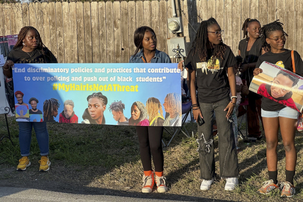 Partidarios de un joven afroamericano que acusa discriminación escolar a causa de su peinado, protestan el pasado 21 de febrero en Baytown, Texas.