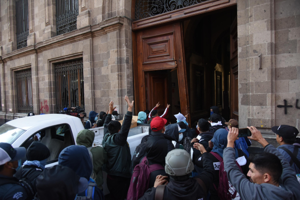 Momento en el que los embozados lograron abrir la puerta de Palacio Nacional, ayer.