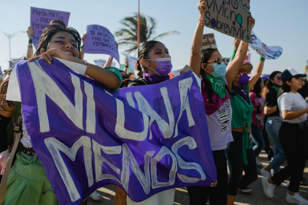 Decenas de mujeres marchan el 8 de marzo por el malecón de Coatzacoalcos en el marco del Día Internacional de la Mujer en imagen de archivo.