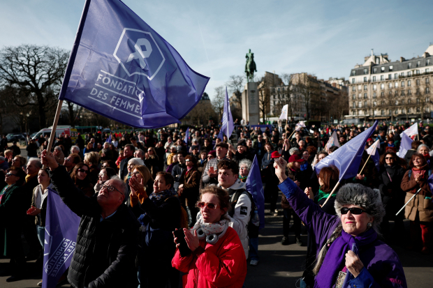 Ciudadanas francesas celebran la decisión del Congreso el pasado 4 de marzo.