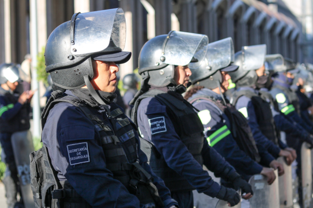 Notarias Públicas constatan ausencia de armas en policías durante marcha del 8M.
