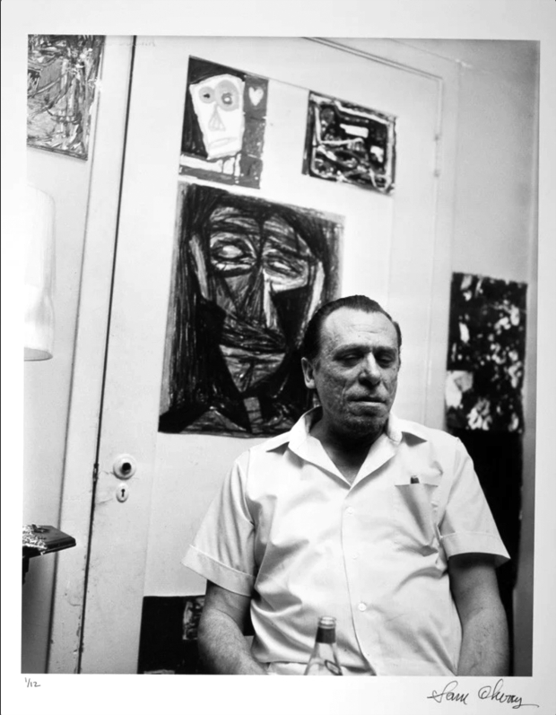 Bukowski, en la época en que escribía  una columna para Los Angeles Open City.