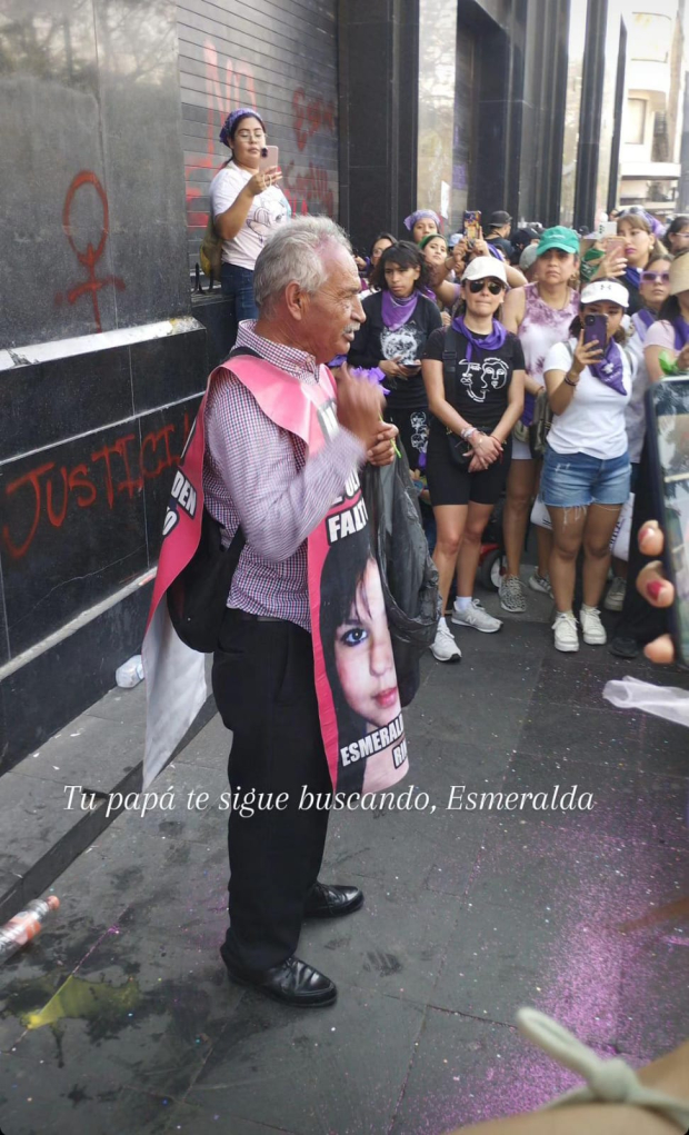 Como cada año, el papá de Esmeralda asistió a la marcha. Llevaba consigo un cartel que decía "no me olvides falto yo".