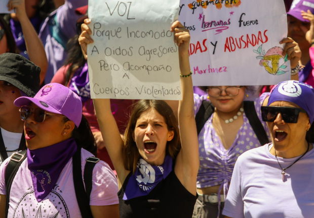 Miles de mujeres marchan por 8M en la CDMX, ayer.