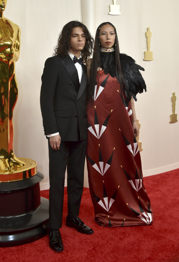 D'Pharaoh Woon-A-Tai y la modelo Quannah Chasinghorse en la alfombra de los Premios Oscar 2024