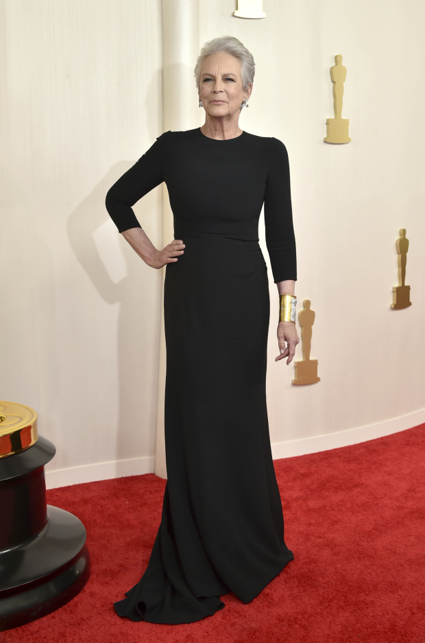 Jamie Lee Curtis llega a la alfombra roja de los Premios Oscar 2024