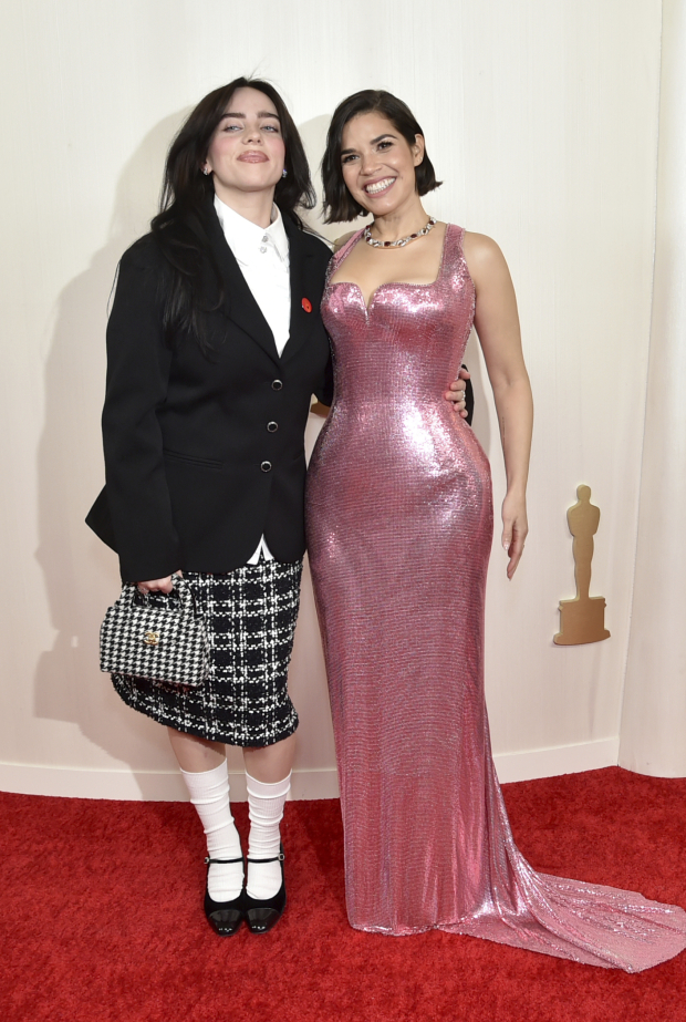 Billie Eilish y America Ferrera en la alfombra roja de los Premios Oscar 2024.