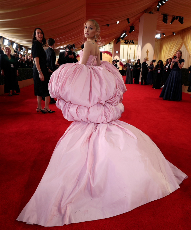La cantante Ariana Grande lució un vestido rosa pastel.