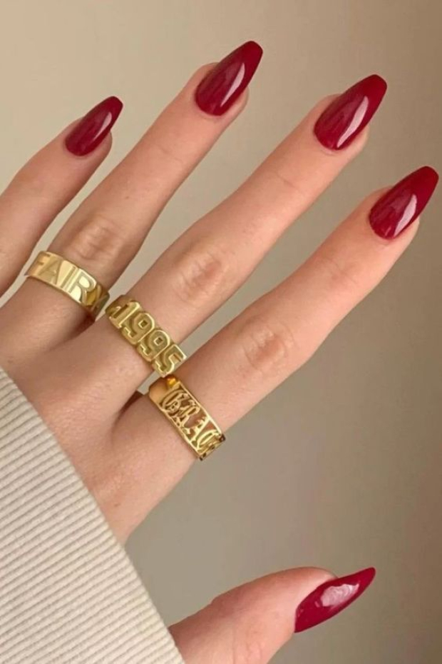 Las uñas rojas son un clásico que nunca falta en las tendencias.