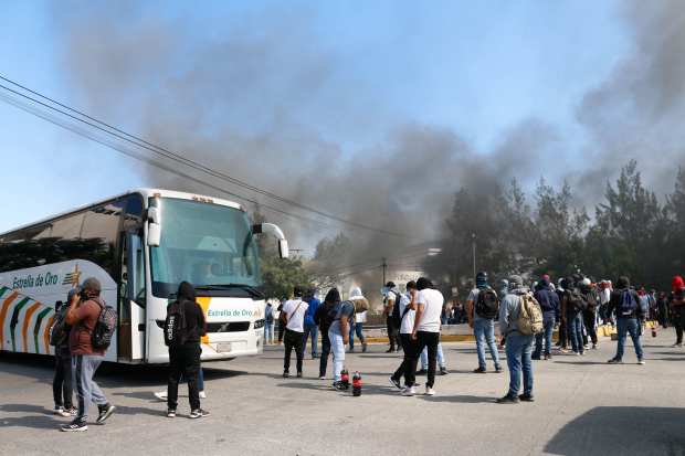 Encapuchados atacan las instalaciones de la FGE de Guerrero lanzando petardos y bombas molotov, y quemaron vehículos que estaban en el lugar, ayer.