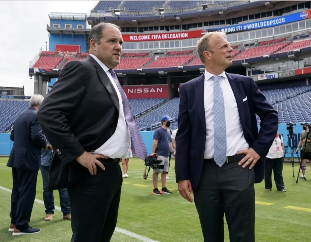 Victor Montagliani, vicepresidente de la FIFA y presidente de la CONCACAF, izquierda, y Colin Smith, director de torneos y eventos de la FIFA, en el Estadio Nissan en 2021