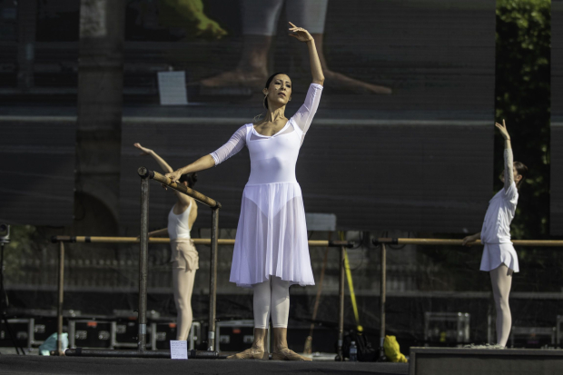 La bailarina Elisa Carrillo daba indicaciones desde el escenario.