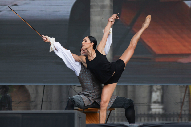 La bailarina Elisa Carrillo daba indicaciones desde el escenario.