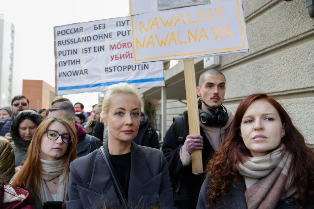 Yulia Navalnaya (centro) junto decenas de personas protestan por reelección de Vladimir Putin.