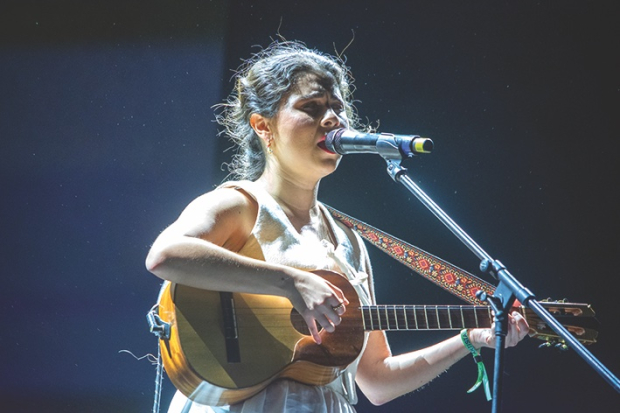 La cantautora nacida en Xalapa aprovechó que es el mes de la mujer para desear que en conciertos próximos se encuentre aún más el nombre de más bandas femeninas y mujeres productoras.