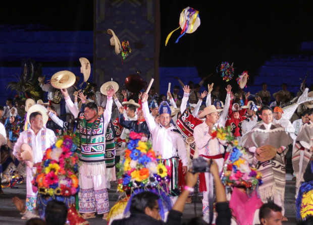 Grupo de danza tradicional de la Universidad Intercultural Indígena, presente en la K'uínchekua 2024, celebrando la diversidad cultural de Michoacán.
