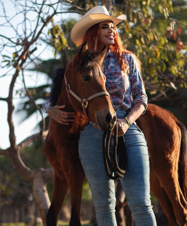 Elena Larrea se dedicaba a cuidar caballos en situación de calle y maltrato.