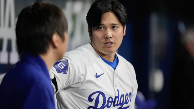 Shohei Ohtani y su traductor Ippei Mizuhara en el dugout en el juego de exhibición de Los Angeles Dodgers contra el Team Korea