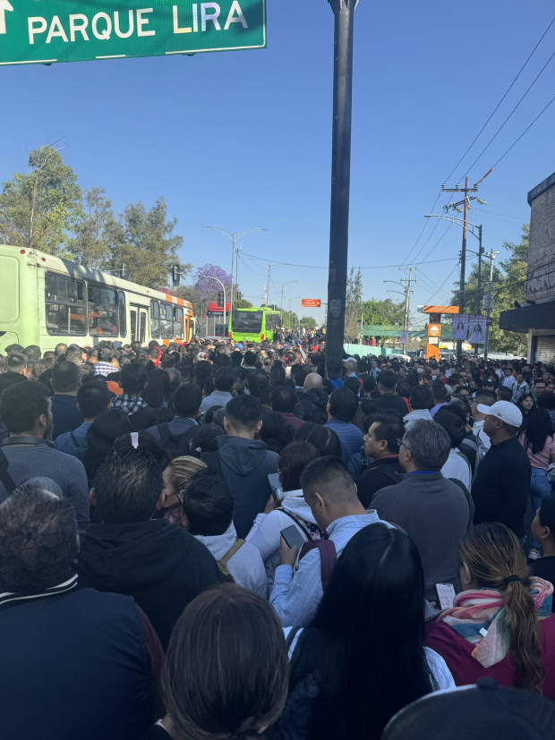 Tacubaya registró una gran afluencia de usuarios del Metro afectados por el cierre de algunas estaciones de la Línea 7 del Metro de la CDMX.