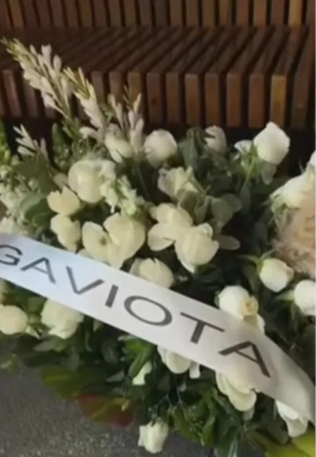 Corona de flores de Angélica Rivera en funeral de Nicandro Díaz