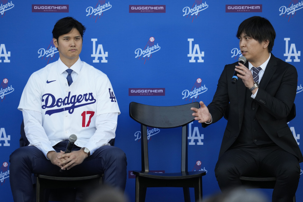 El jugador de los Dodgers de Los Ángeles Shohei Ohtani y su intérprete Ippei Mizuhara responden preguntas durante la conferencia de prensa.