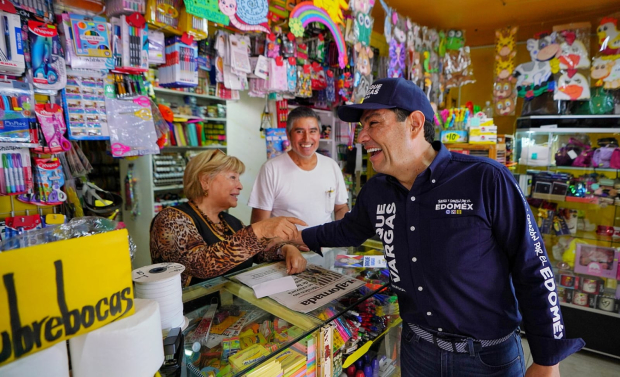 Enrique Vargas del Villar conversa con líderes políticos en Chalco, donde recibió respaldo.
