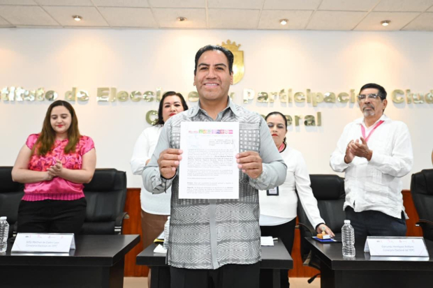 El abanderado de Morena, Eduardo Ramírez, durante su registro el 17 de marzo.