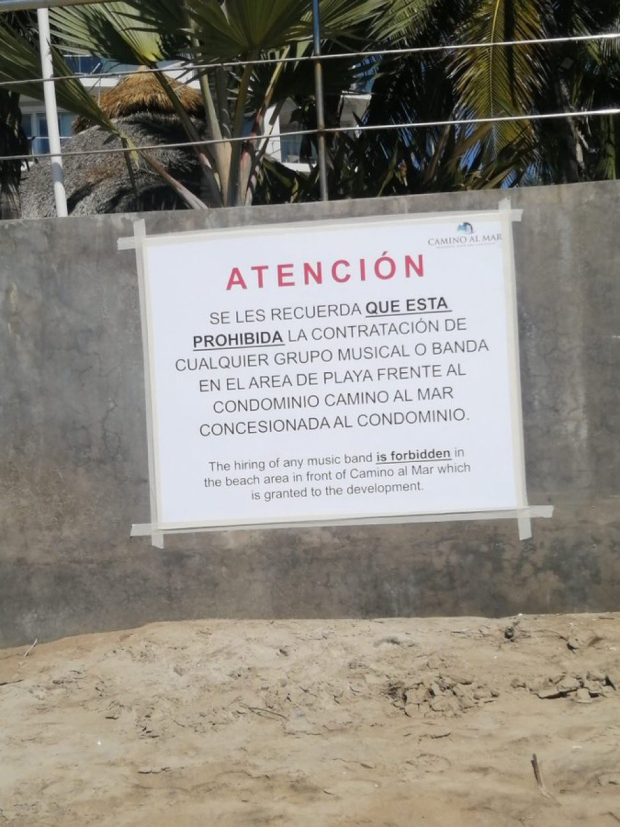 La música de banda está prohibida en ciertas zonas de las playas de Mazatlán por algunos condóminos.