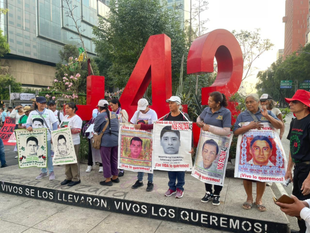 Exigen folios para conocer el paradero de los 43 normalistas de Ayotzinapa.