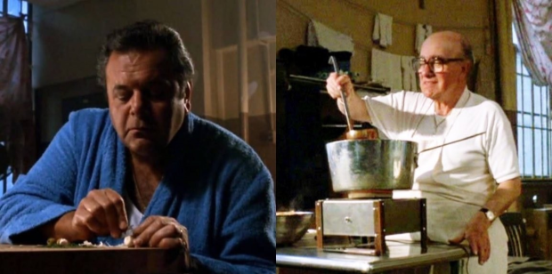 El actor Paul Sorvino cortando ajos con una navaja, y Charles Scorsese preparando la salsa de tomate, Buenos Muchachos (Goodfellas), 1990.