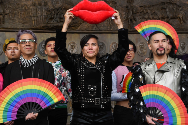 La diputada de Morena, Salma Luévano y personas de la comunidad LGBTTTIQ+, se manifiestan en la Cámara baja, el pasado 13 de febrero.