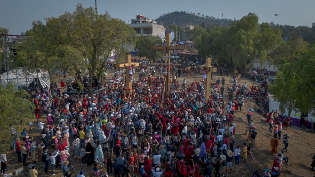 Miles de personas asistieron ayer al Cerro de la Estrella y el centro de Iztapalapa, para ver los pasajes.