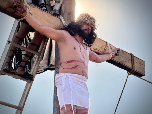 Actor Leobardo López Ortiz interpreta el papel de Jesús en la crucifixión.