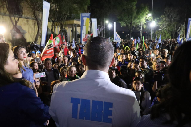 Mauricio Tabe junto a vecinos, durante su discurso de campaña en Miguel Hidalgo.